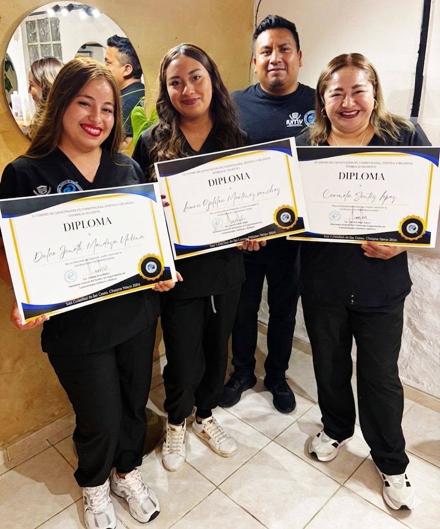 Alumna CCCEB Instituto mostrando su certificación en cosmetología