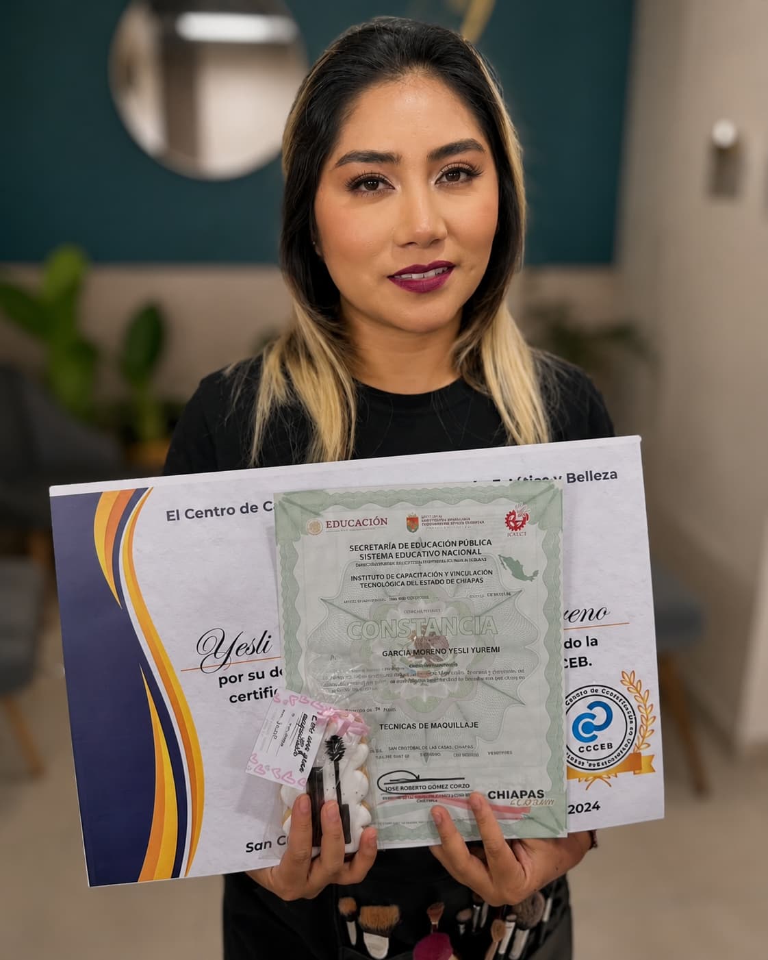 Alumna CCCEB Instituto mostrando su certificación en cosmetología